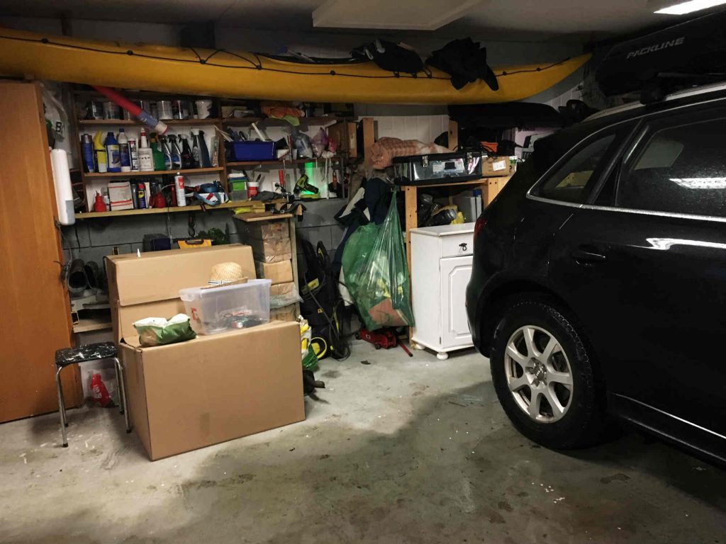 Fuktig garasje med bil og oppbevaring til sak om garasjeventilasjon. Fotografi 2019